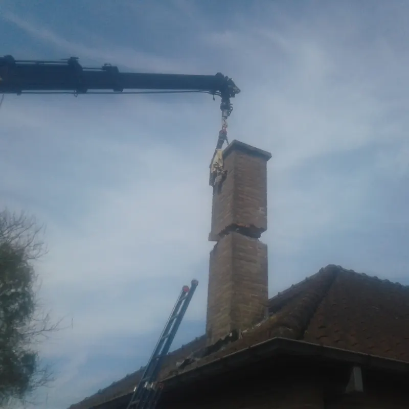 Afbraak schouw van prefabbeton te Merelbeke: afbraak van de schouw, foto 1