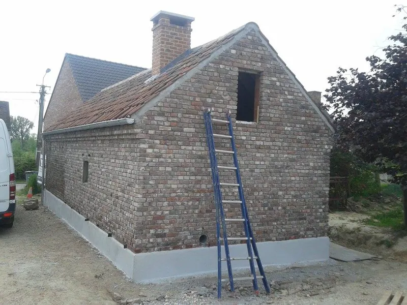 Dakdekking met boomse pan te Balegem: topgevel
