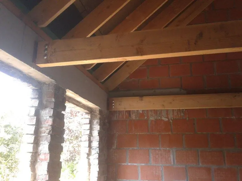 Dakdekking met boomse pan te Balegem: dakconstructie met trekkers