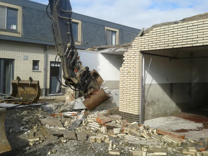 Gedeeltelijke afbraak garage en aanpassen riolering te Nazareth: afbraak met graafmachine, foto 1