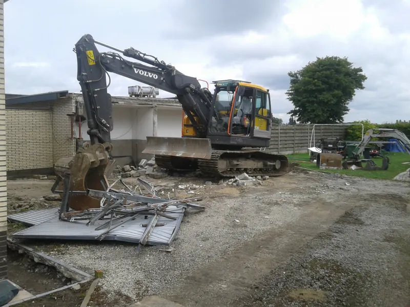 Gedeeltelijke afbraak garage en aanpassen riolering te Nazareth: afbraak met graafmachine, foto 2