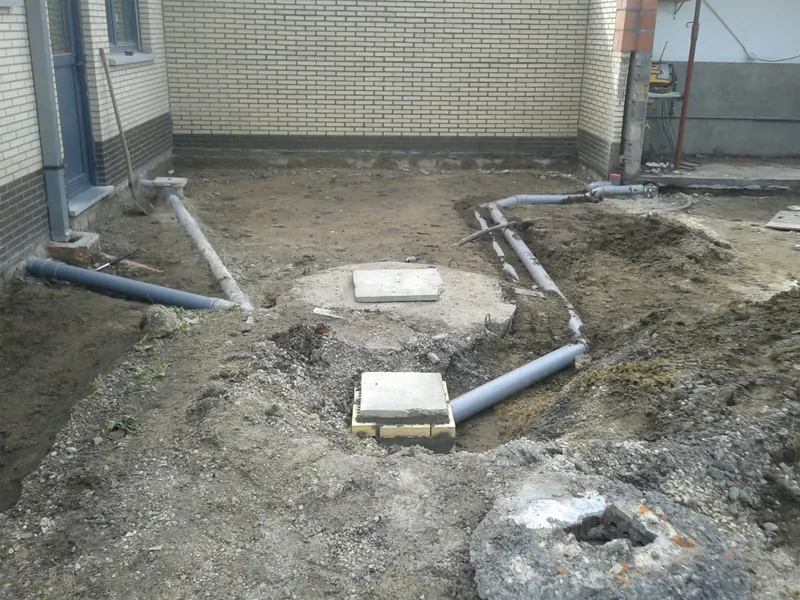 Gedeeltelijke afbraak garage en aanpassen riolering te Nazareth: afbraak met graafmachine, foto 3