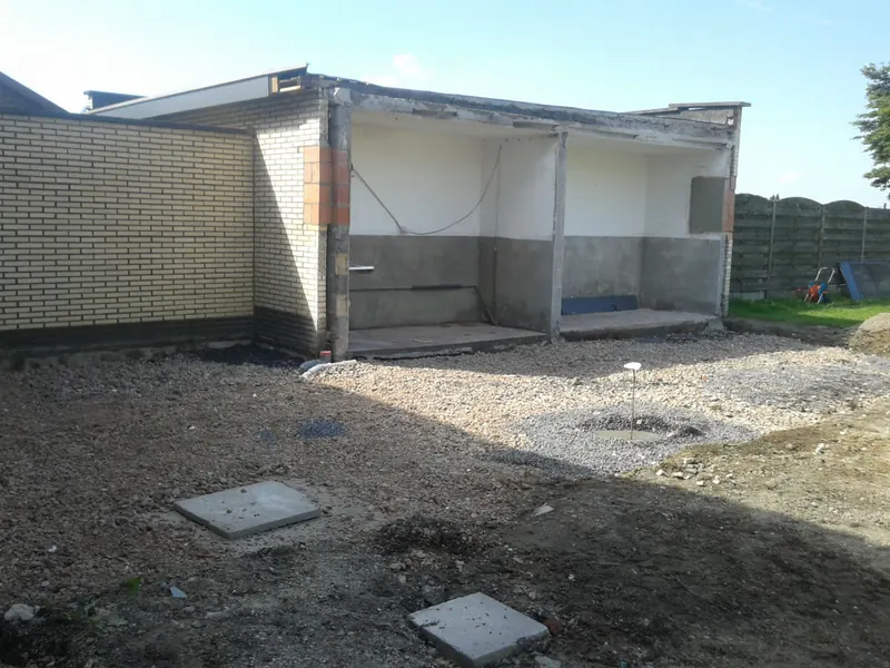 Gedeeltelijke afbraak garage en aanpassen riolering te Nazareth: afbraak met graafmachine, foto 4