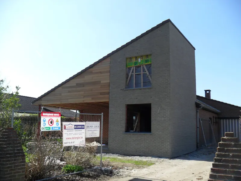 Lessenaarsdak te Melle: afgewerkte voorbouw met lessenaarsdak
