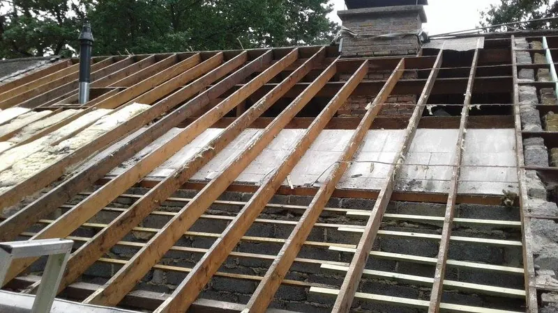 Renovatie hellend dak te Deinze: afbraak van de oude leien