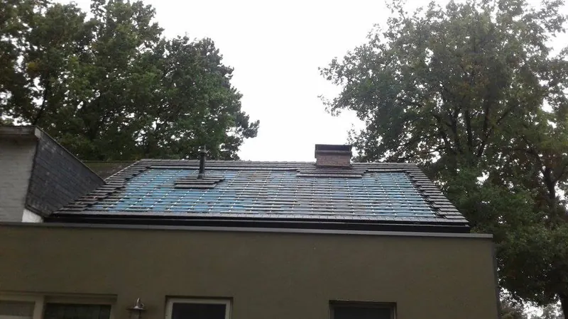 Renovatie hellend dak te Deinze: dakrand aan de tuinzijde