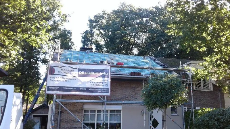 Renovatie hellend dak te Deinze: onderdak aan de straatzijde