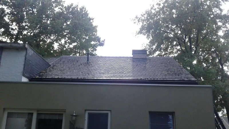 Renovatie hellend dak te Deinze: Vauban-dakpannen aan de tuinzijde