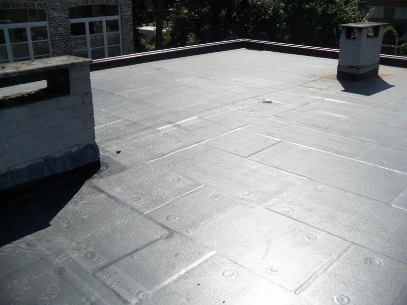 Renovatie plat dak te Lochristi: afgewerkt dak met EPDM-folie