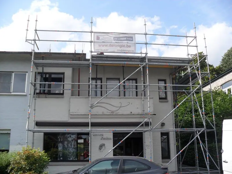Renovatie plat dak te Lochristi: stelling rond het dak