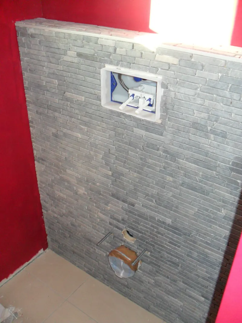 Tegelen berging en toilet te Zwijnaarde: wand met grind-mozaïek in het toilet