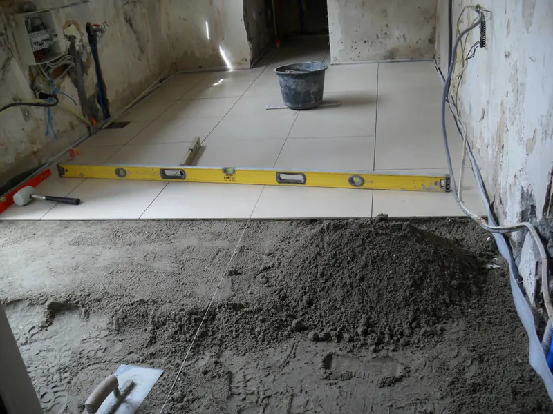 Tegelen berging en toilet te Zwijnaarde: nieuwe vloer, foto 1